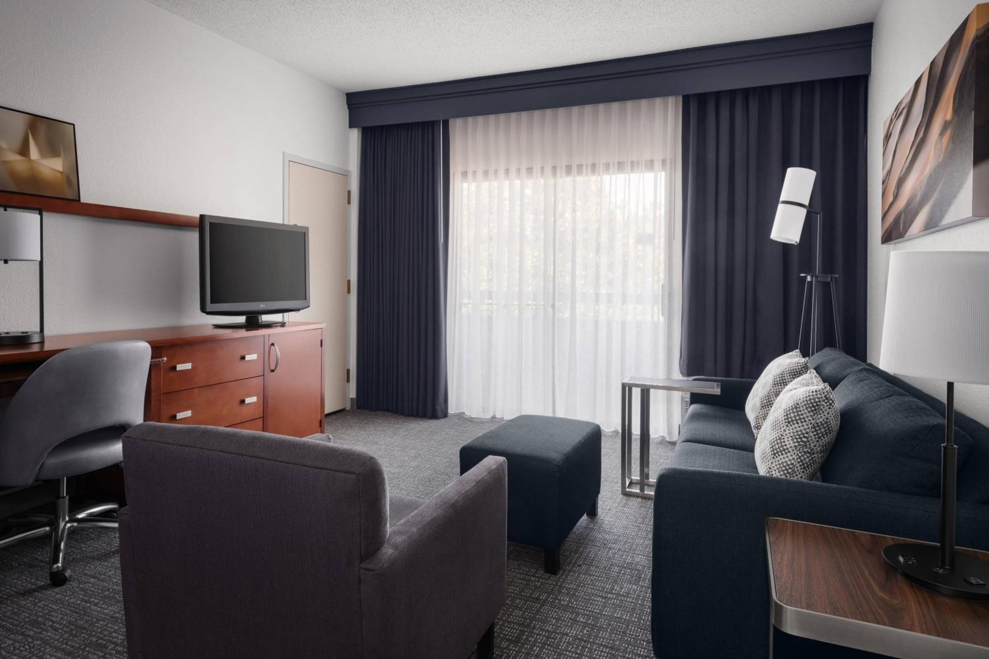Courtyard By Marriott Hotel